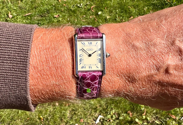 gebrauchte Cartier Tank must silber 23x30 mm am Arm