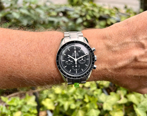 gebrauchte Omega Speedmaster Moonwatch  am Arm 