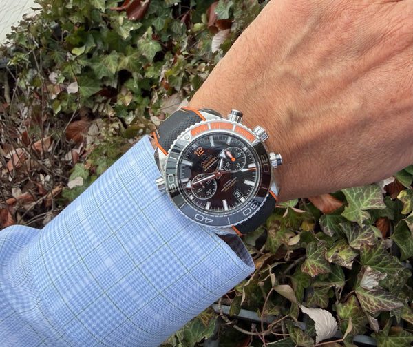 Omega Plaent Ocean Chrono 600m am Arm dunkel