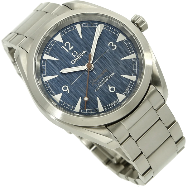 Omega Railmaster 40 Jeans halb liegend 