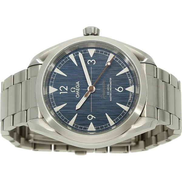Omega Railmaster 40 Jeans liegend 