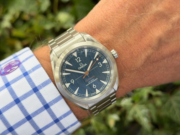 Omega Railmaster 40 Jeans am Arm 