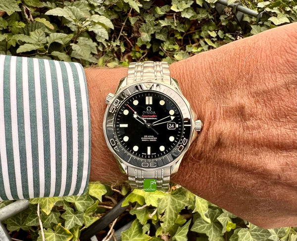 gebrauchte Omega Seamaster schwarz am Arm