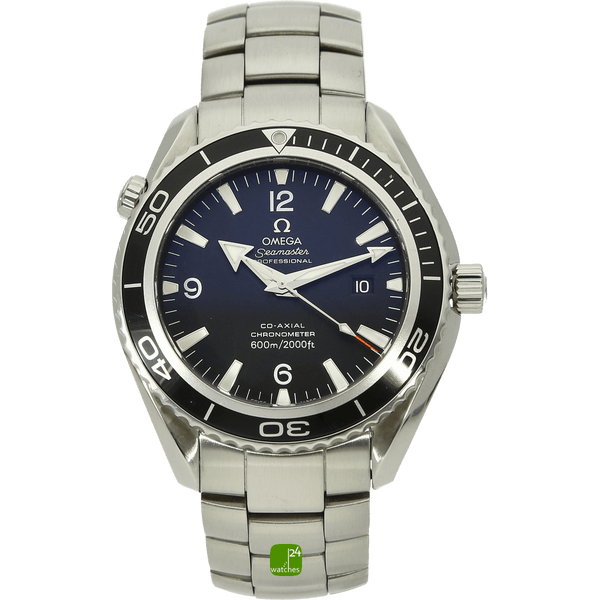 Omega Seamaster Planet Ocean stehend