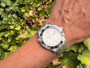 Omega Seamaster 300 Prof. weiss am Arm 