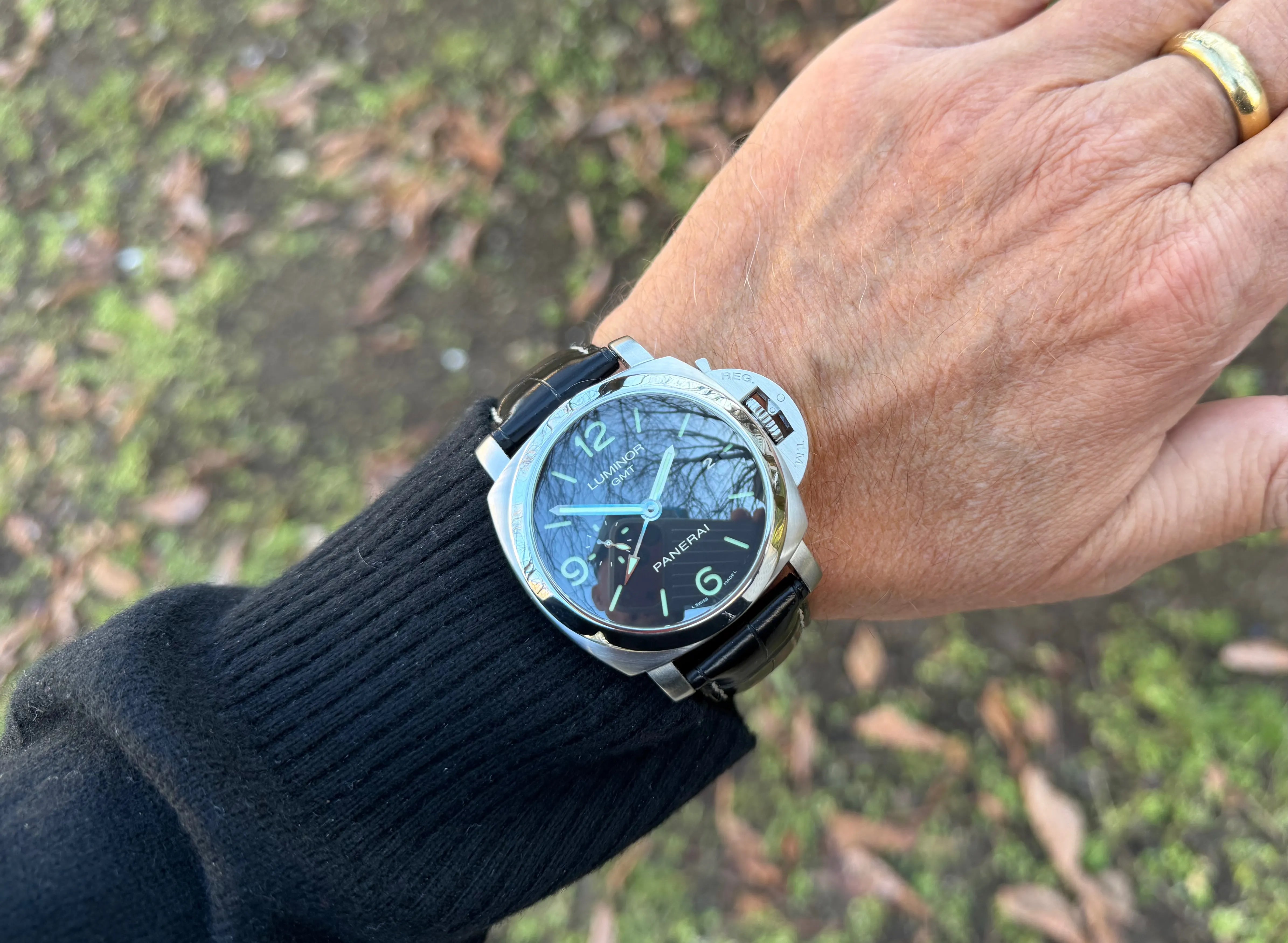 Panerai Luminor GMT Pam 320 am Arm 