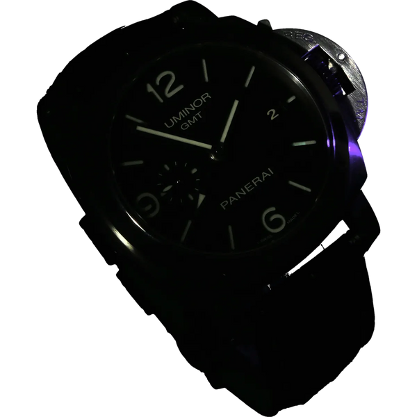 Panerai Luminor GMT Pam 320 luminiert