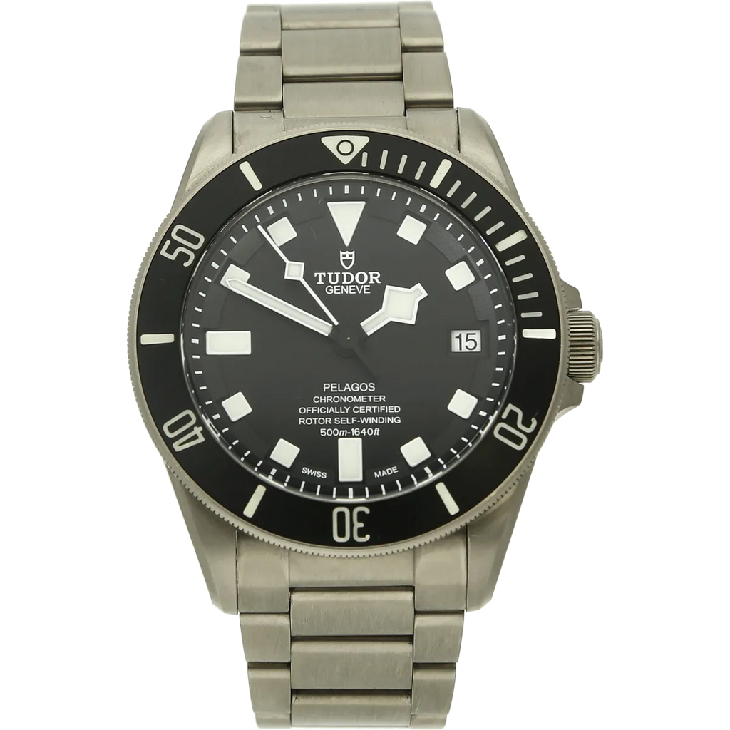 Tudor Pelagos 42 Titan stehend 