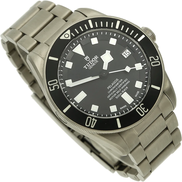 Tudor Pelagos 42 Titan halb liegend 