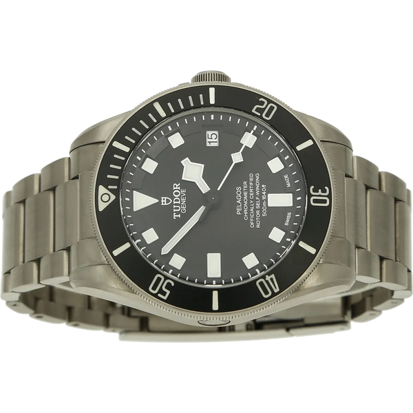 Tudor Pelagos 42 Titan liegend 