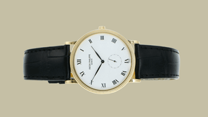 patek-philippe-calatrava-quer-liegend-vor-braunem-hintergrund