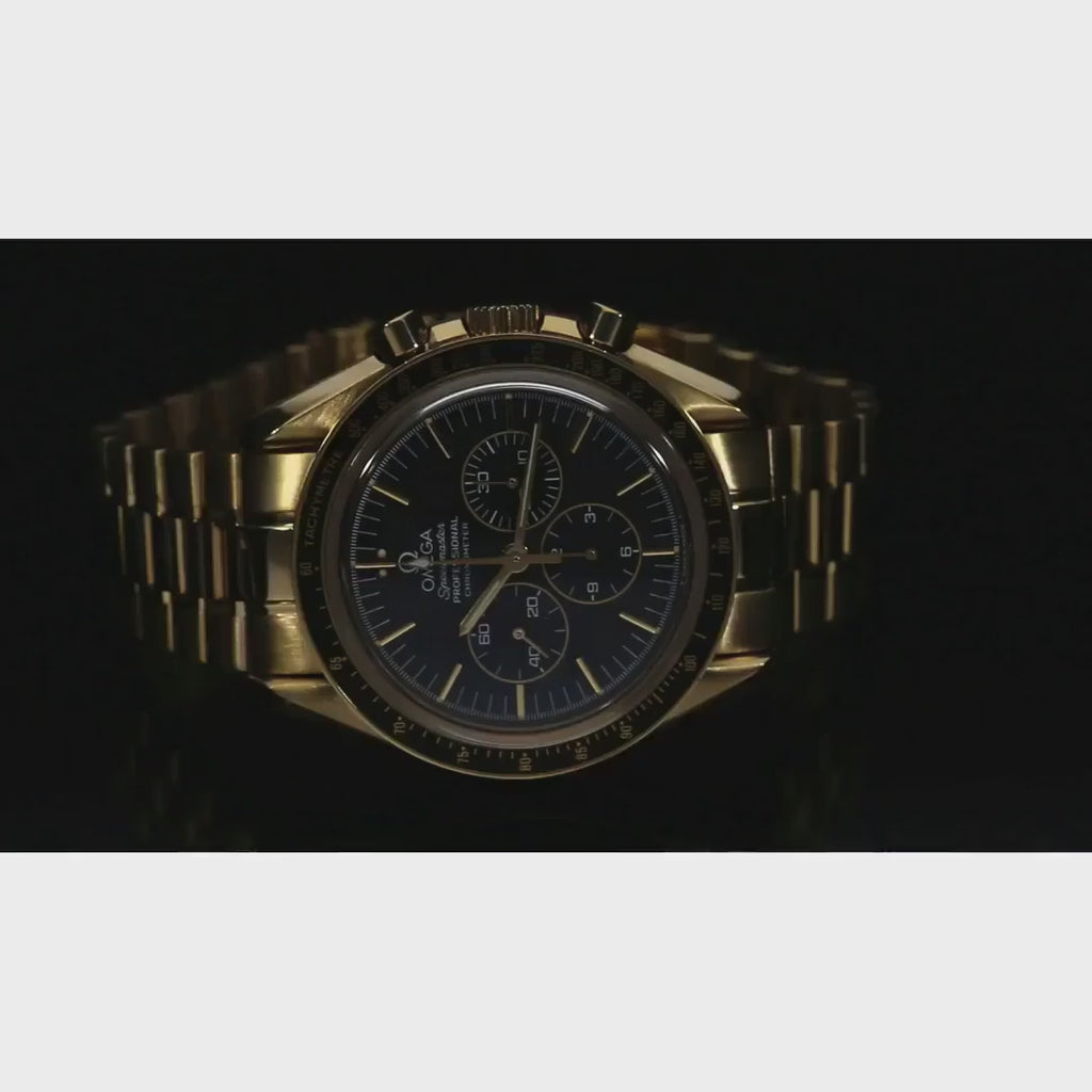 Video von Omega Moonwatch im Dunkeln auf einem Drehteller