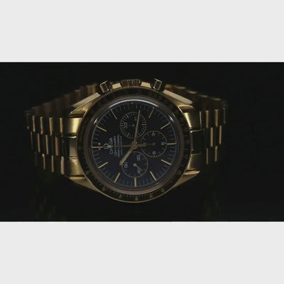 Video von Omega Moonwatch im Dunkeln auf einem Drehteller