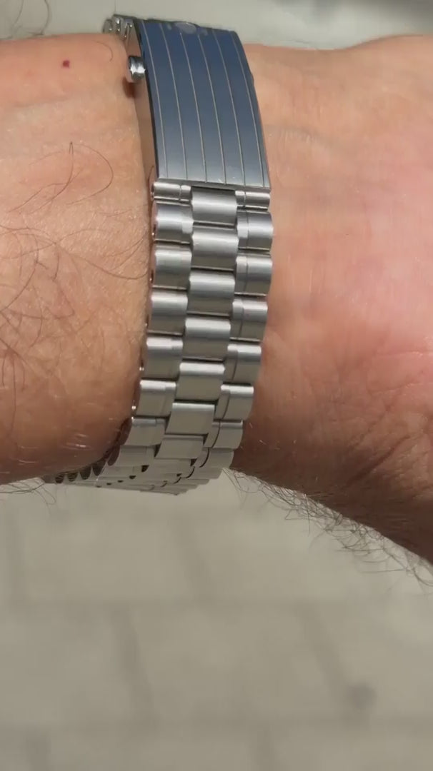 Omega Moonwatch co Axial Video
