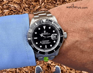 rolex-submariner-schwarzes-zifferblatt-am-handgelenk