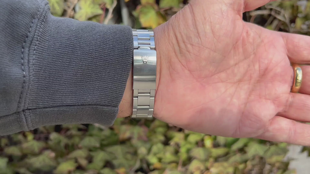 Video Handgelenksdreher Rolex Explorer II Spider am Handgelenk mit Licheinfall um die Strucktur des Zifferblattes zu zeigen