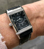 jaeger-lecoultre-reverso-duetto-mit-diamanten-am-handgelenk