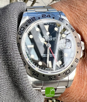 Foto Rolex Explorer II Spider am Handgelenk mit Licheinfall um die Strucktur des Zifferblattes zu zeigen